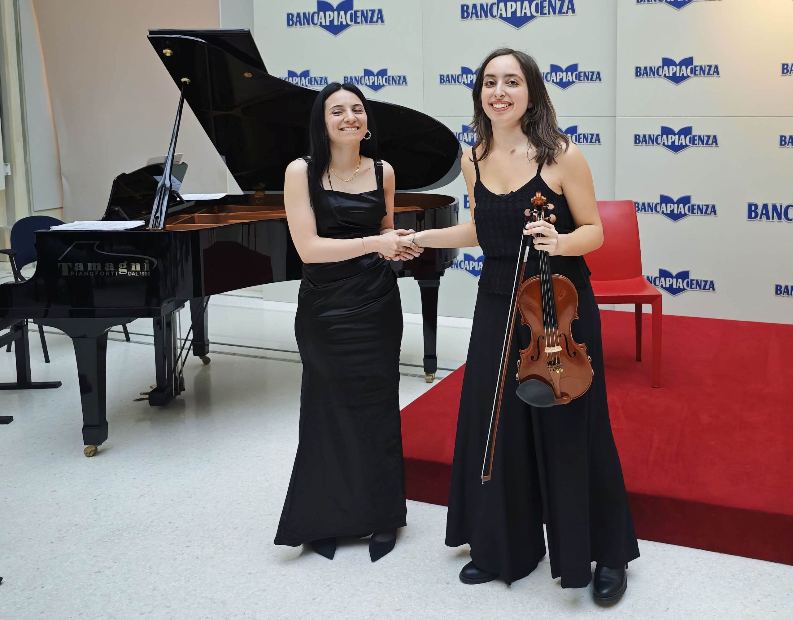 Cecilia Badini e Manuela Mosca rispondono agli applausi del pubblico