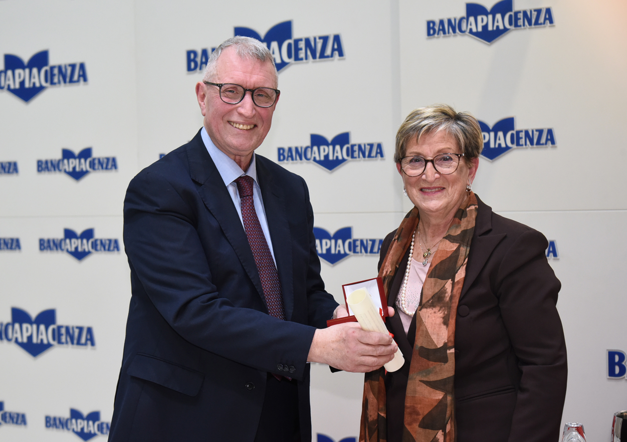 Danilo Anelli premiato da Francesca Farina