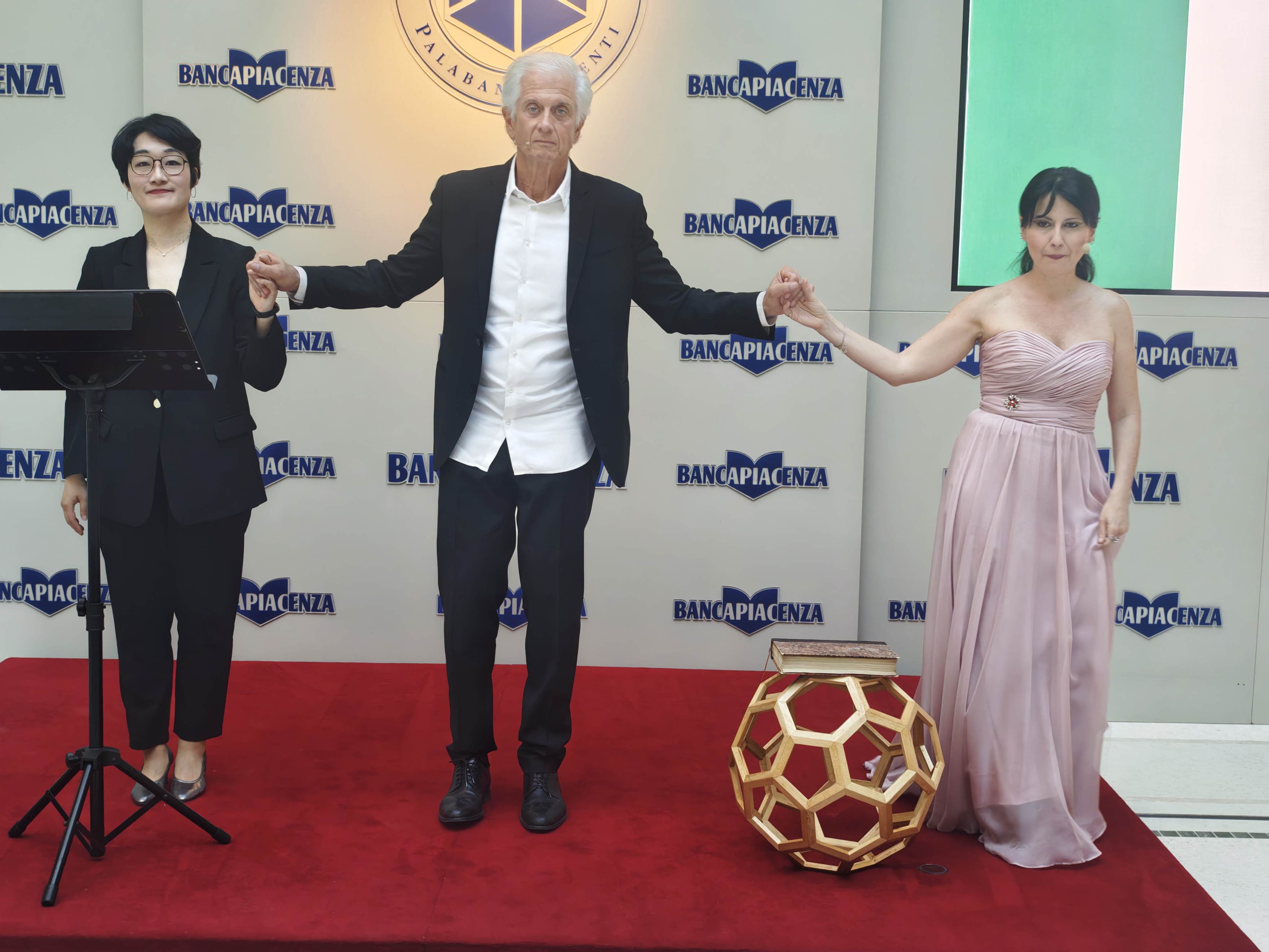 I protagonisti del recital rispondono agli applausi del pubblico