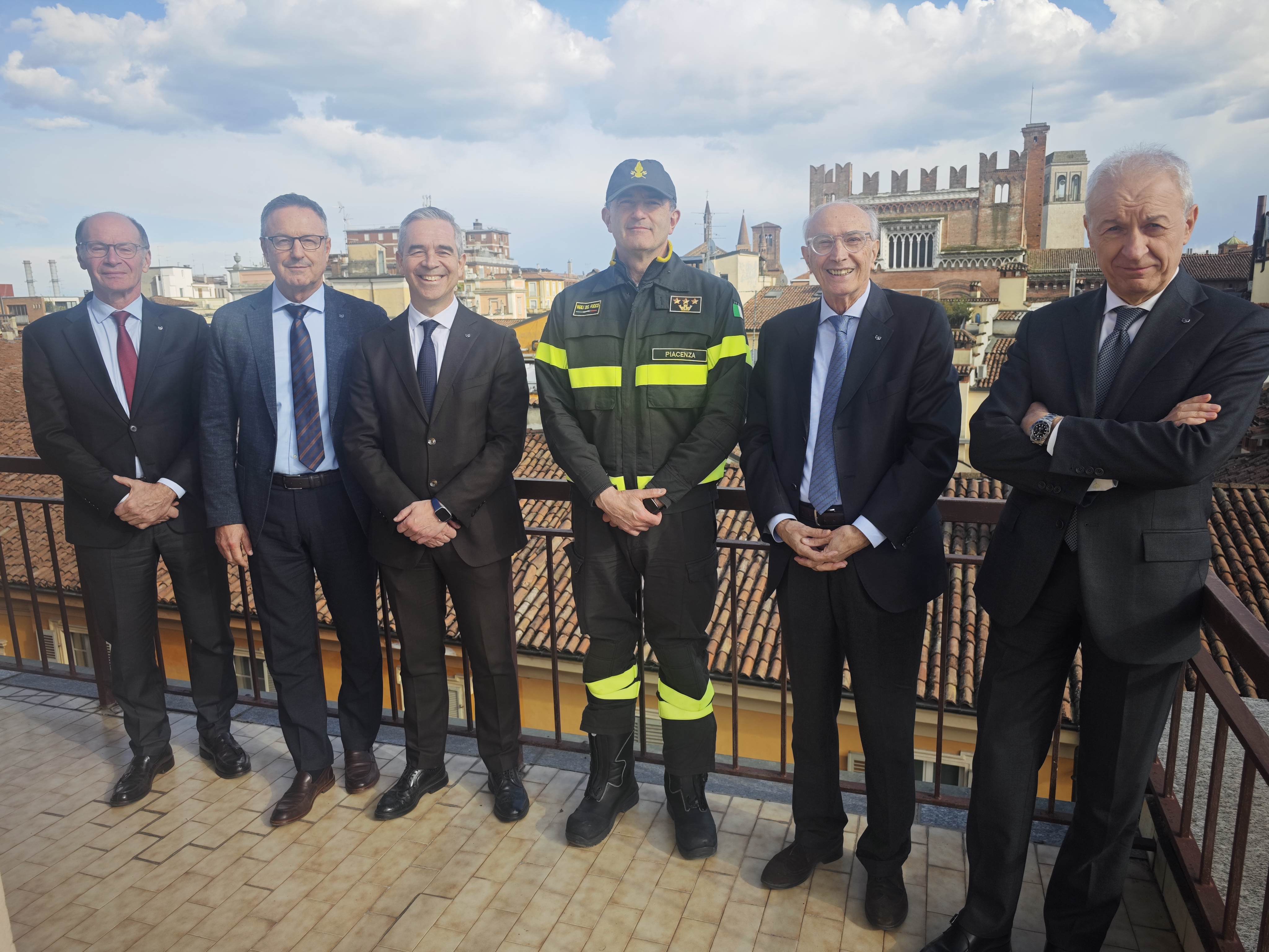 Il comandante Vito Cristino sulla terrazza della Banca con i vertici dell'Istituto