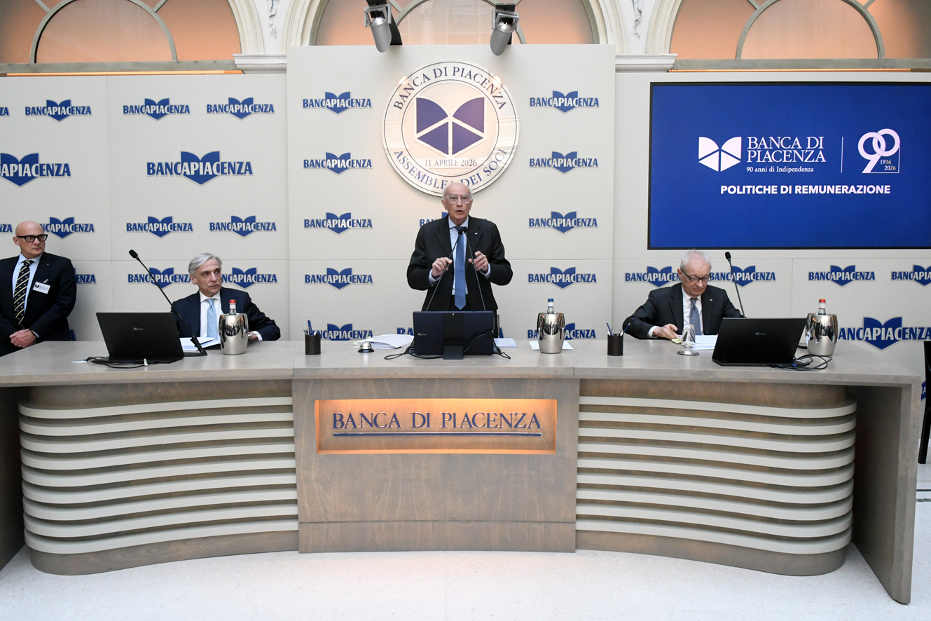 Il presidente Giuseppe Nenna al tavolo con il vicepresidente Domenico Capra e il direttore generale e a.d. Angelo Antoniazzi.jpg