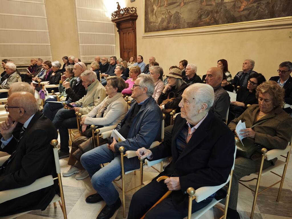 Il pubblico di Sala Panini segue la conferenza su Luigi Illica