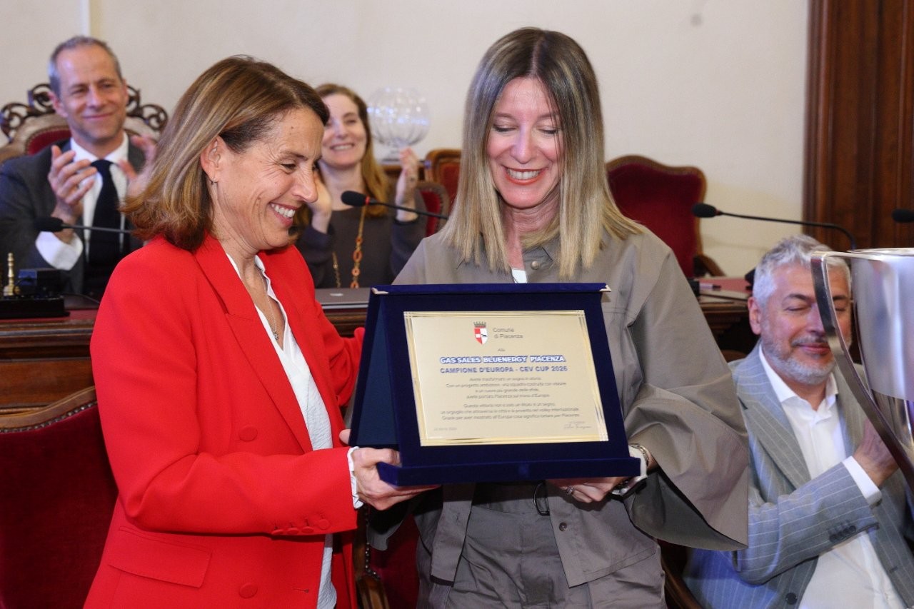 Il sindaco Katia Tarasconi consegna la targa alla presidente di Gas Sales Elisabetta Curti