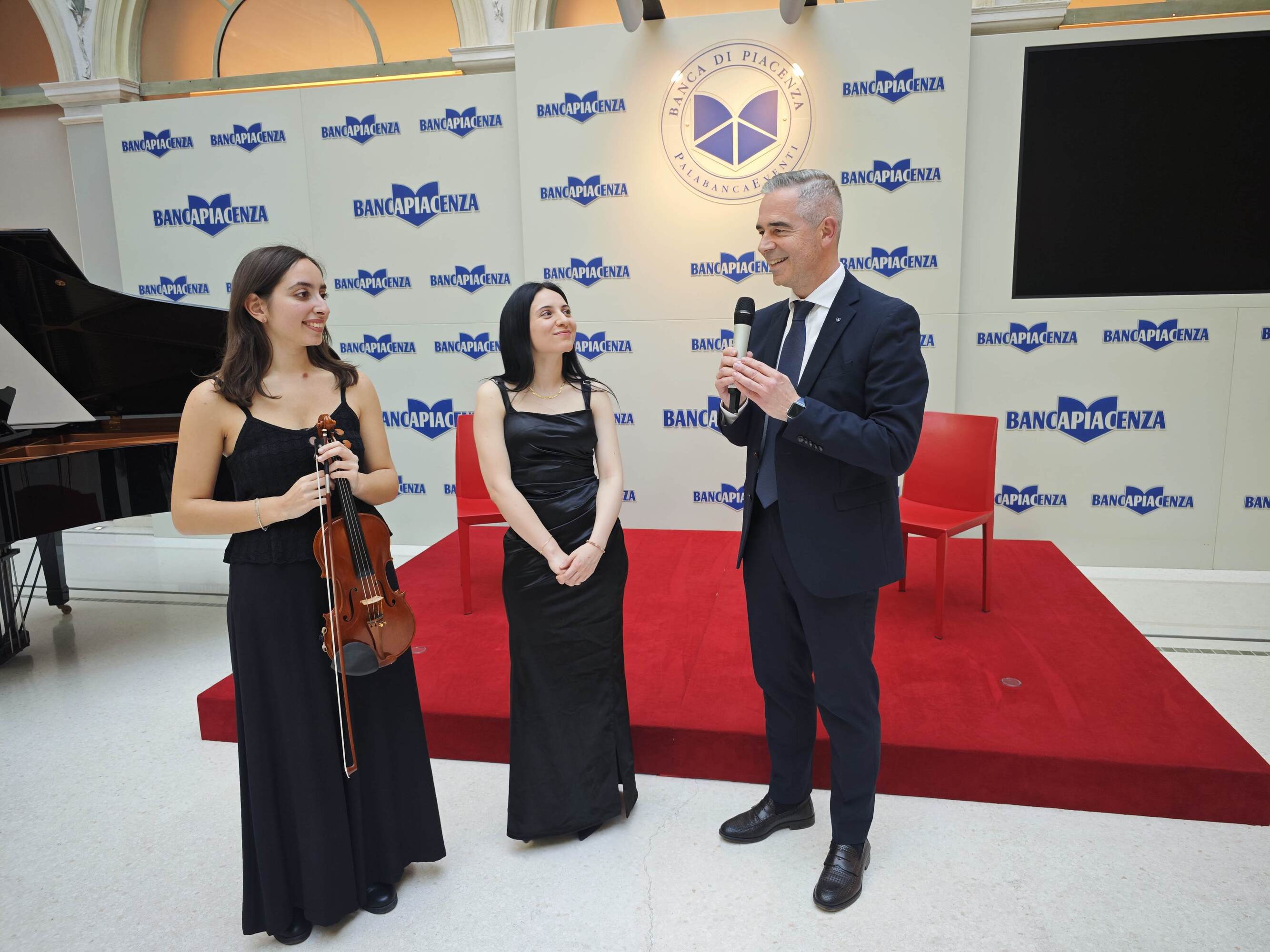 Il vicedirettore generale della Banca Pietro Boselli si complimenta con le musiciste a fine concerto