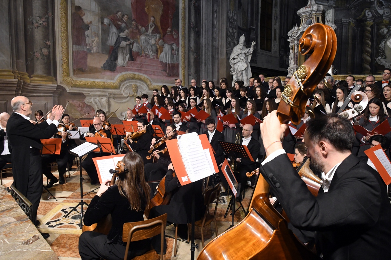 L'Orchestra Filarmonica Italiana e il Coro Polifonico Farnesian
