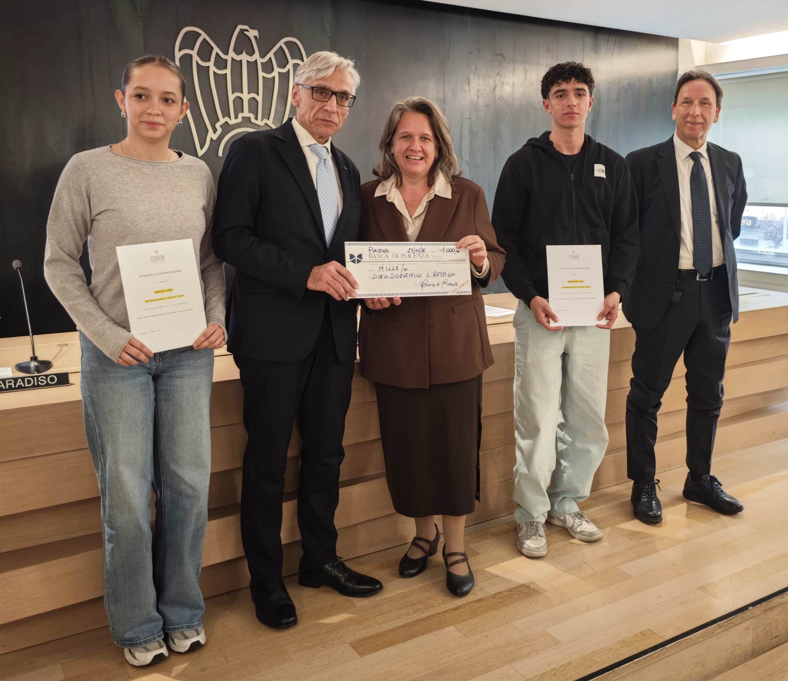 La consegna della borsa di studio alal preside del Respighi Elisabetta Ghiretti