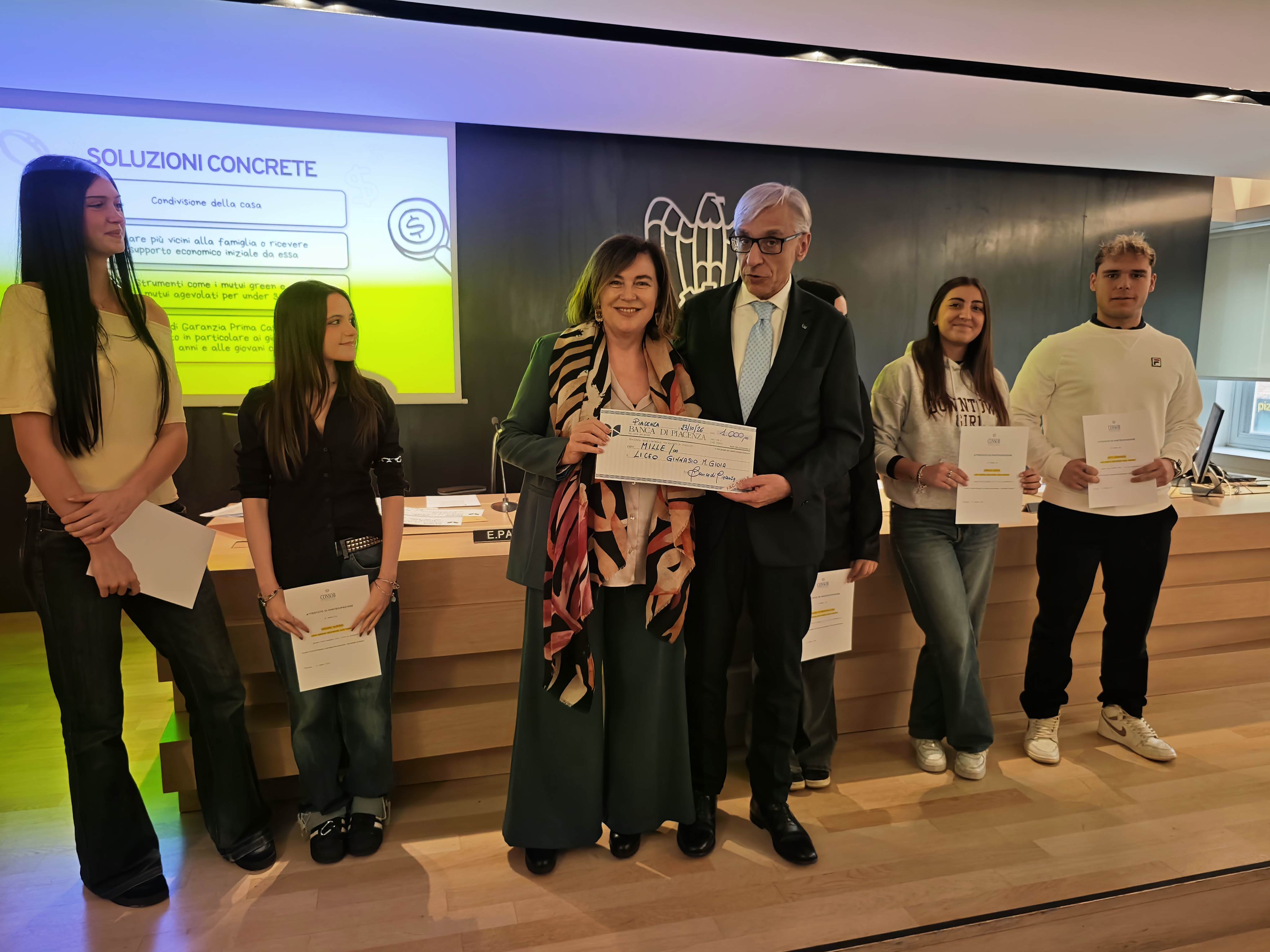 La consegna della borsa di studio alla preside del Gioia Cristina Capra