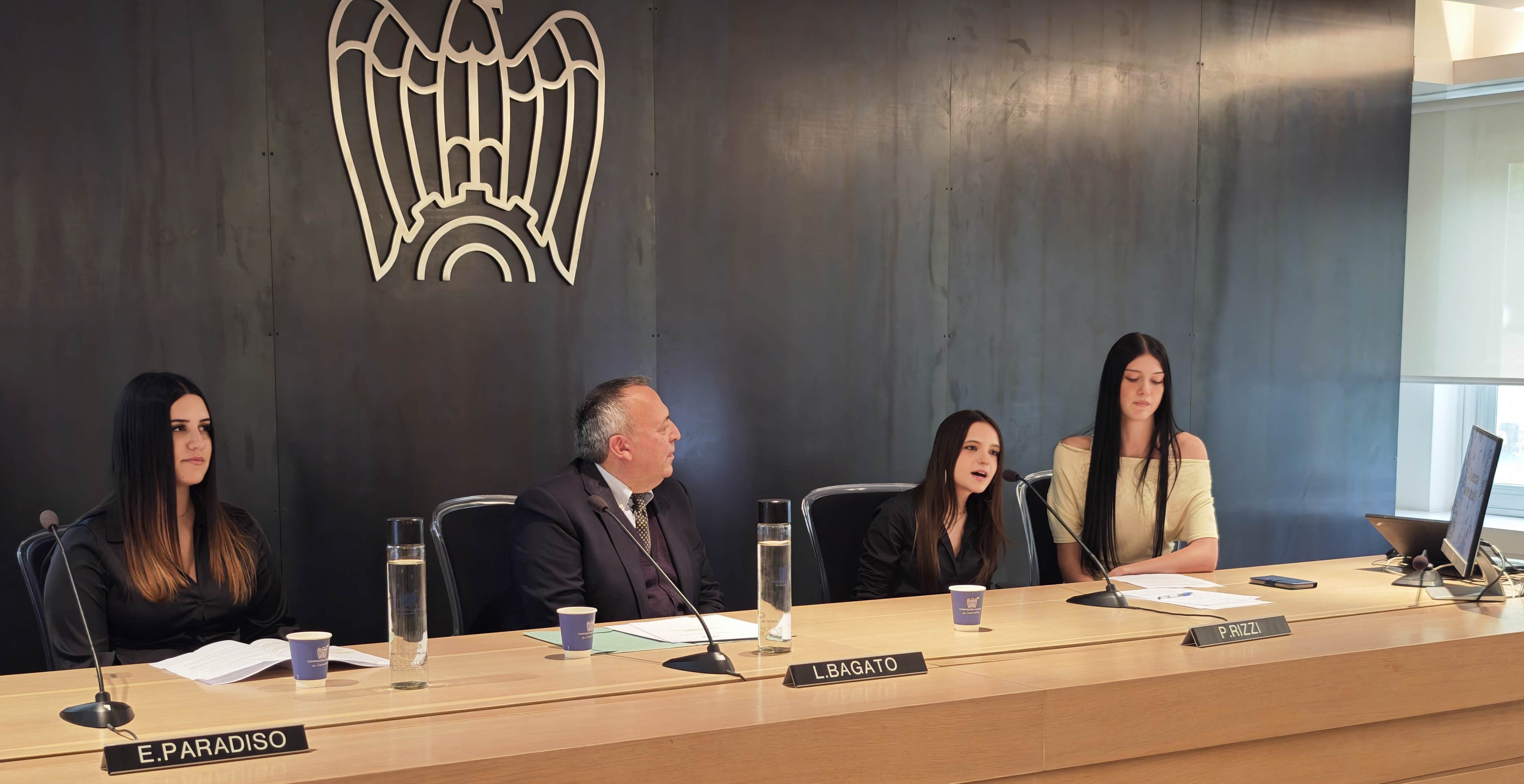 La presentazione del lavoro degli studenti del Gioia; al centro il prof. Paolo Rizzi