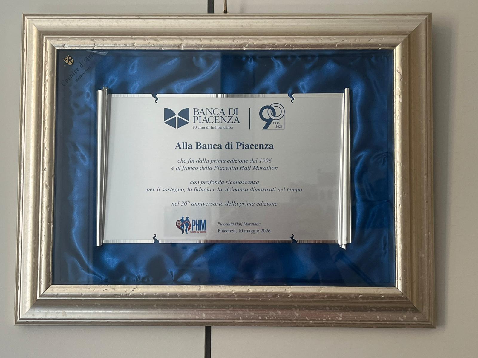 Un primo piano della targa consegnata alla Banca di Piacenza