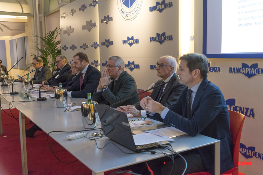 PALAZZO GALLI GREMITO PER LA PRESENTAZIONE DEL LIBRO SIAMO MOLTO POPOLARI