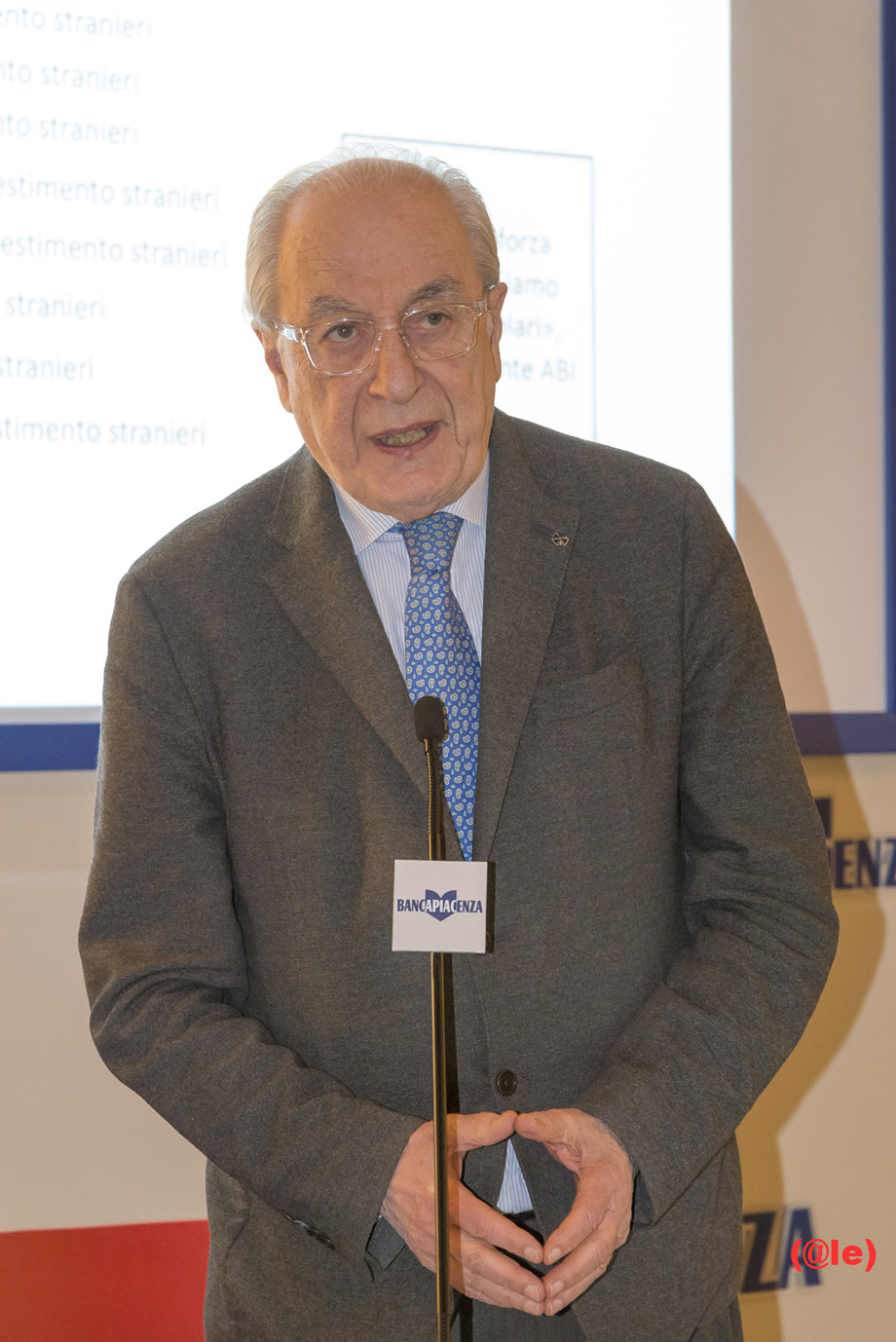 PALAZZO GALLI GREMITO PER LA PRESENTAZIONE DEL LIBRO SIAMO MOLTO POPOLARI