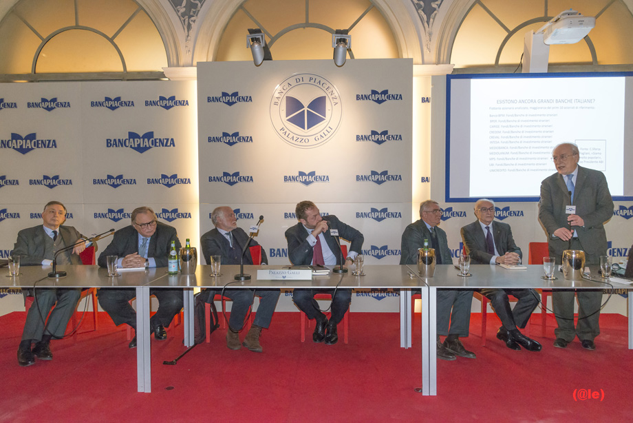 PALAZZO GALLI GREMITO PER LA PRESENTAZIONE DEL LIBRO SIAMO MOLTO POPOLARI