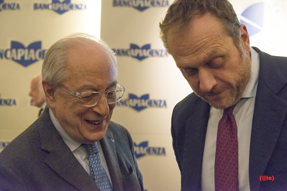 PALAZZO GALLI GREMITO PER LA PRESENTAZIONE DEL LIBRO SIAMO MOLTO POPOLARI