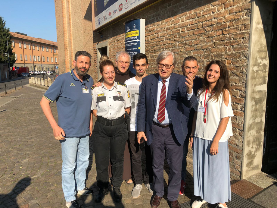 Salita al Pordenone, passaggio di Sgarbi in convento per vedere il suo ritratto nel murales di Pasto