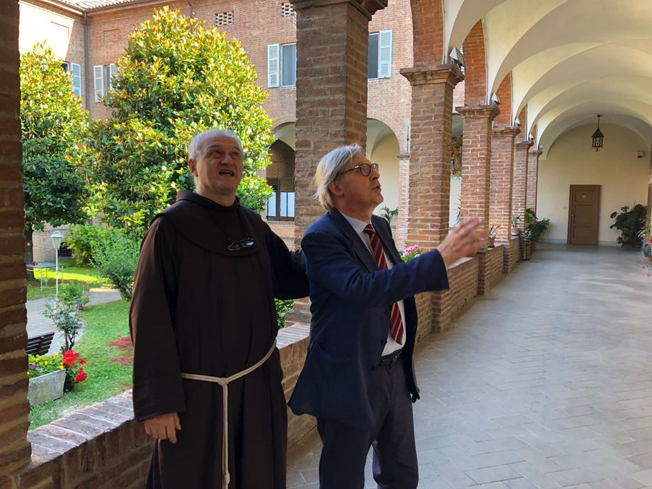 Salita al Pordenone, passaggio di Sgarbi in convento per vedere il suo ritratto nel murales di Pasto