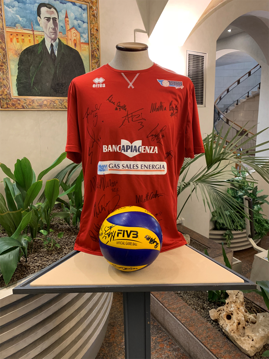 NEL SALONE DELLA SEDE CENTRALE SONO COMPARSI UNA MAGLIA ED UN PALLONE AUTOGRAFATI DELLA GAS SALES VO