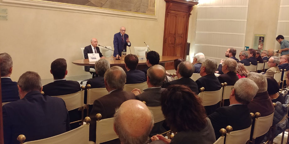 Pubblico numeroso a Palazzo Galli per l'intervento del presidente Abi Patuelli