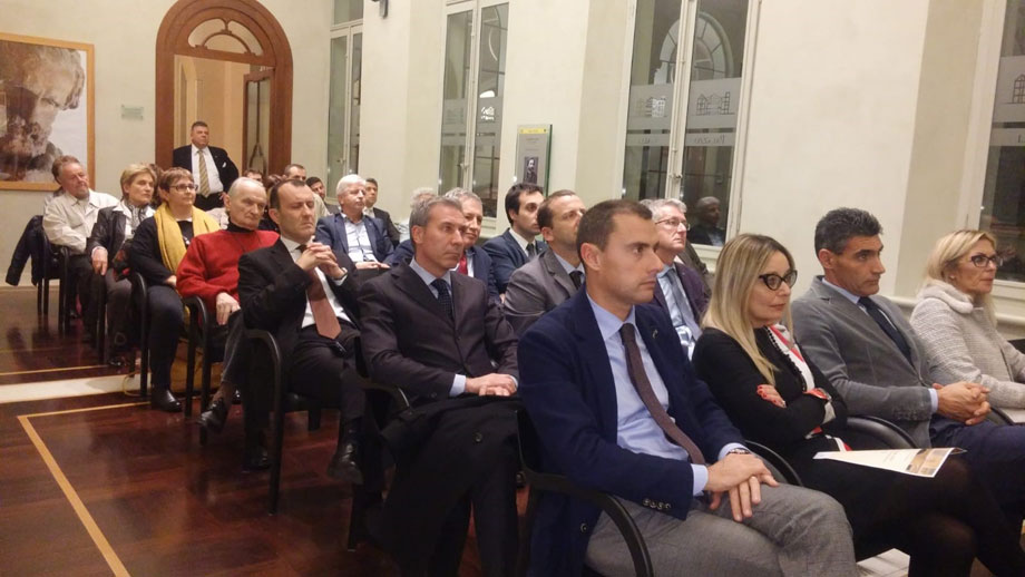 Pubblico numeroso a Palazzo Galli per l'intervento del presidente Abi Patuelli