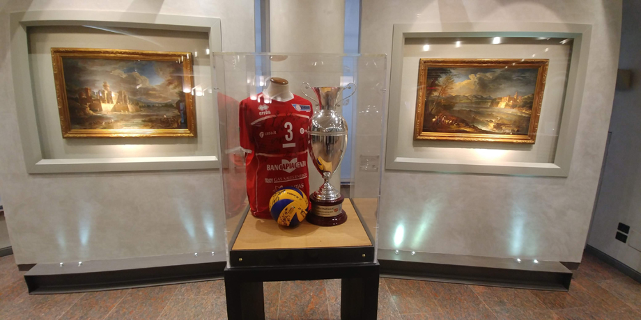 La Coppa Italia conquistata dalla Gas Sales Piacenza Volley esposta nel salone della sede centrale d