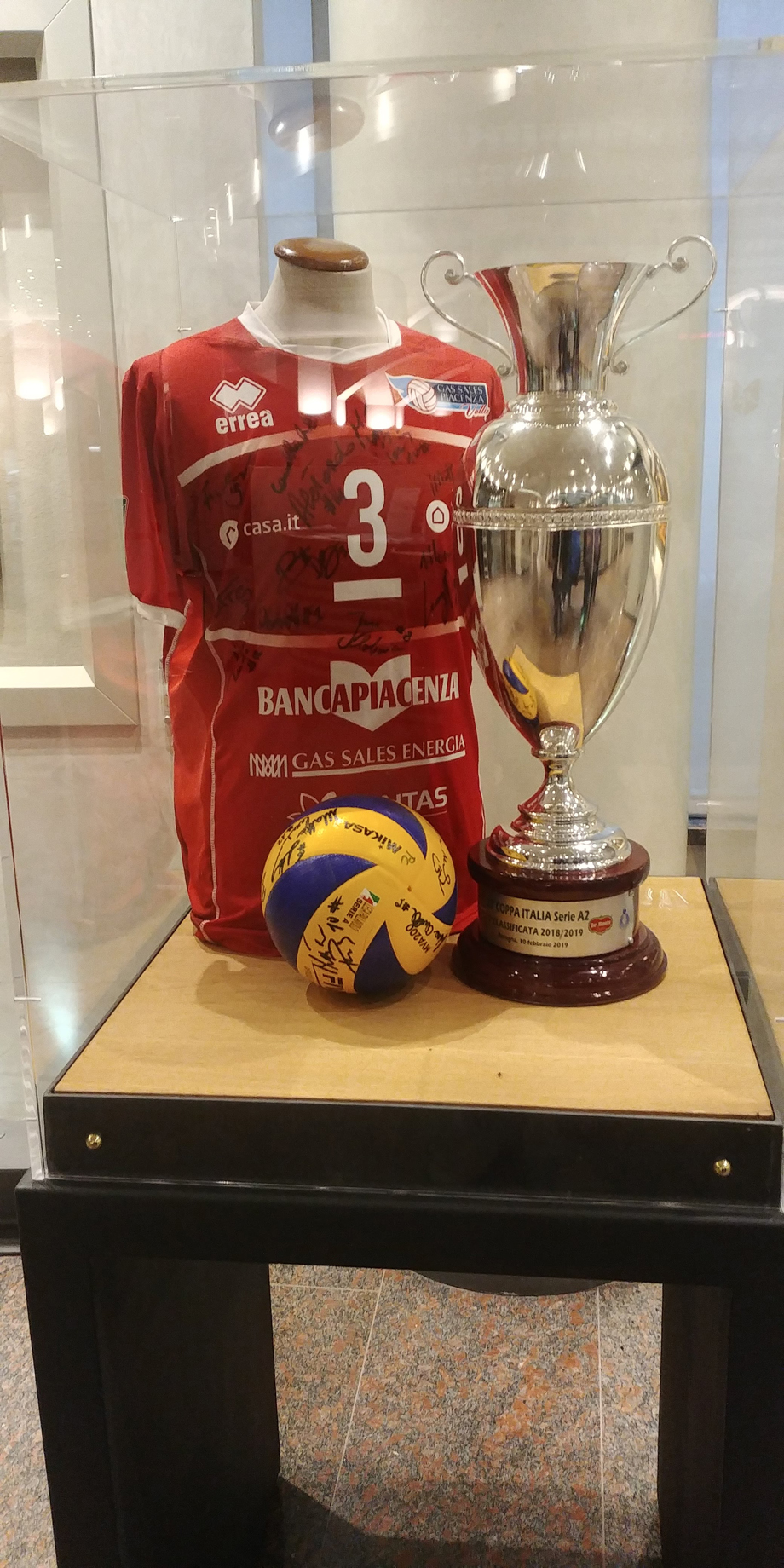La Coppa Italia conquistata dalla Gas Sales Piacenza Volley esposta nel salone della sede centrale d