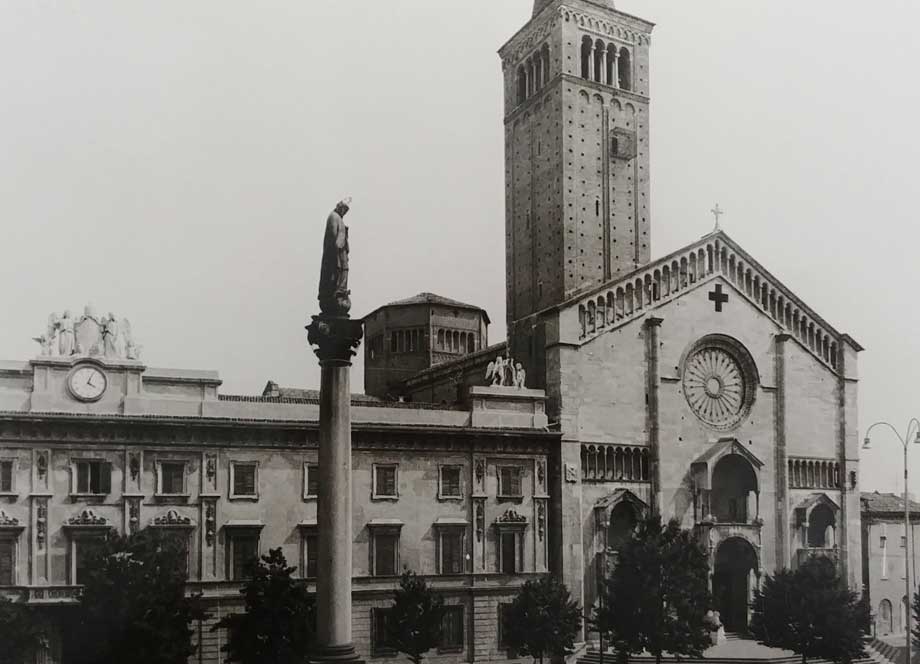 ACQUISTATA DALLA BANCA DI PIACENZA RACCOLTA DI DOCUMENTI SUI RESTAURI DEL DUOMO REALIZZATI TRA IL 18