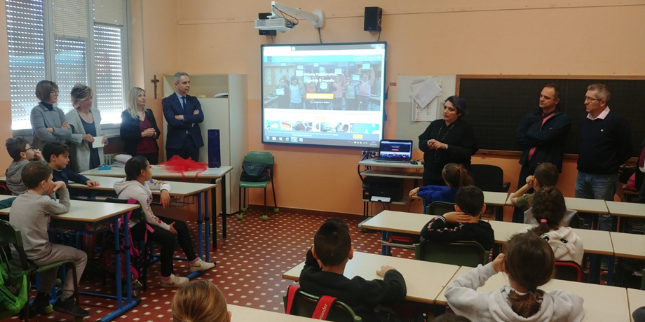 Grande festa alla scuola di Borgotrebbia per la nuova lavagna multimediale acquistata grazie alla ge