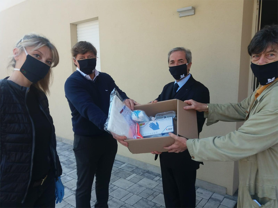 AI MEDICI DI FAMIGLIA KIT CON TUTA, OCCHIALI E GUANTI DALLA BANCA DI PIACENZA