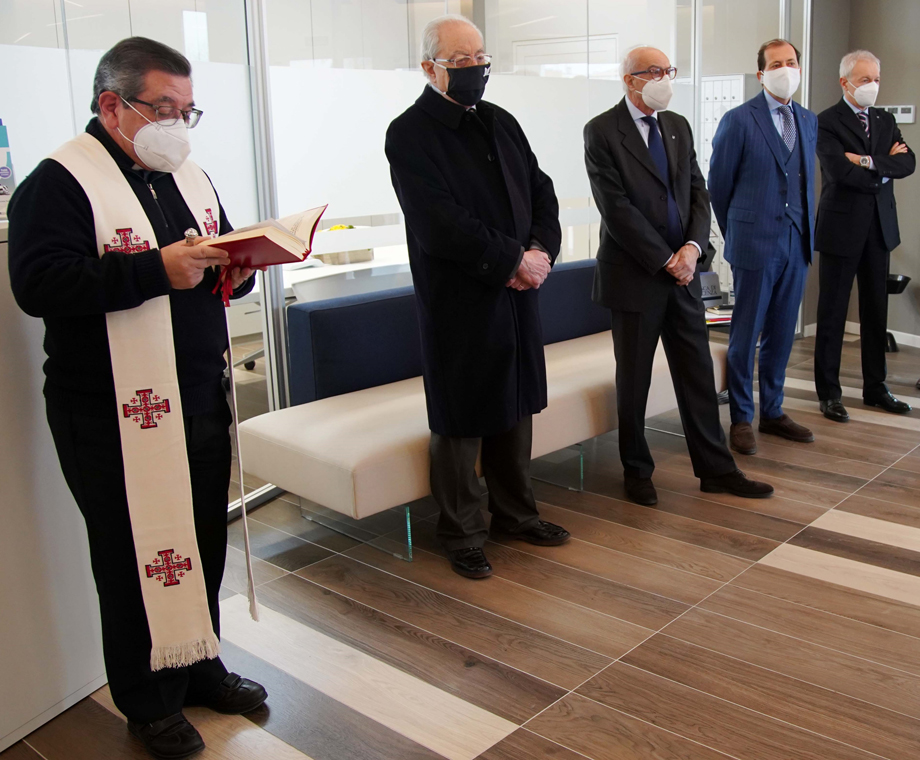 Il parroco di Podenzano don Fausto Arrisi benedice i locali della nuova sede della filiale di Podenz