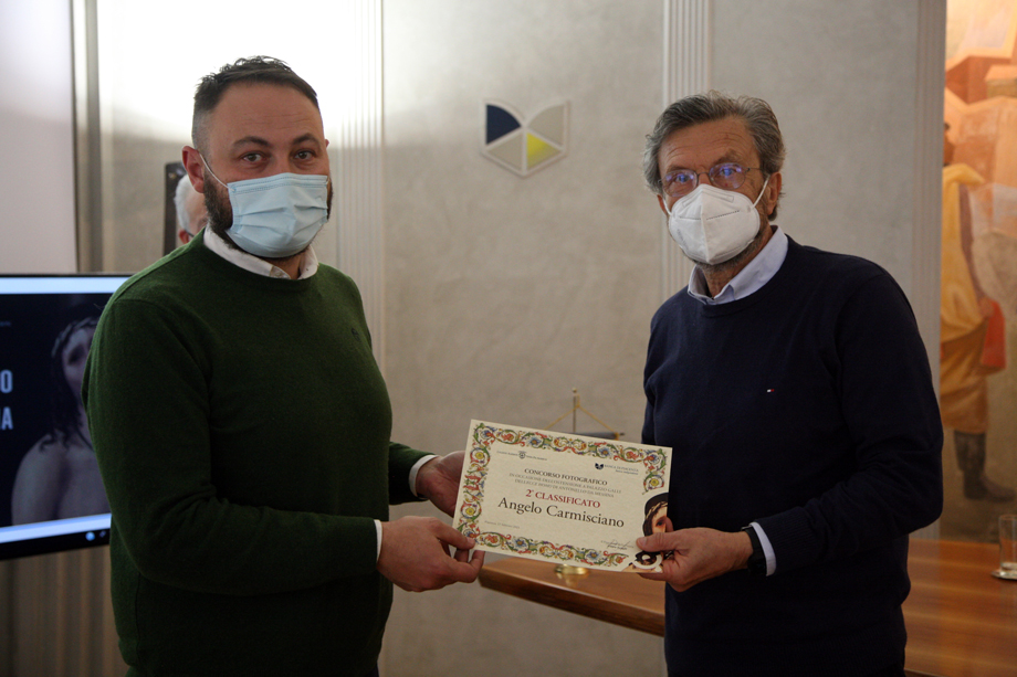 Angelo-Carmisciano-premiato-da-Patrizio-Maiavacca