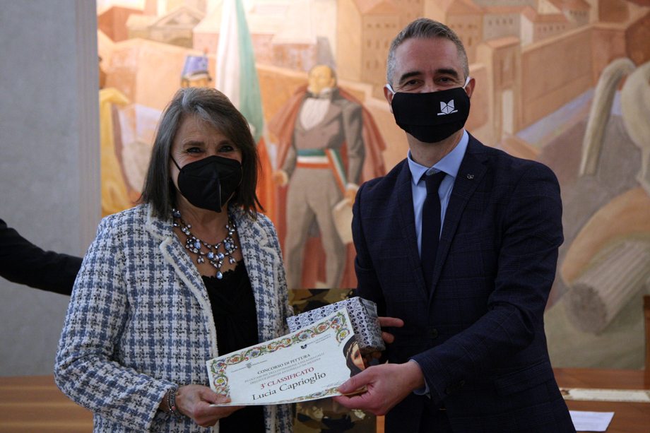 Lucia-Caprioglio-premiata-da-Pietro-Boselli