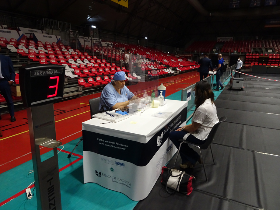 INAUGURATO IL CENTRO VACCINALE ALL'INTERNO DEL PALABANCA