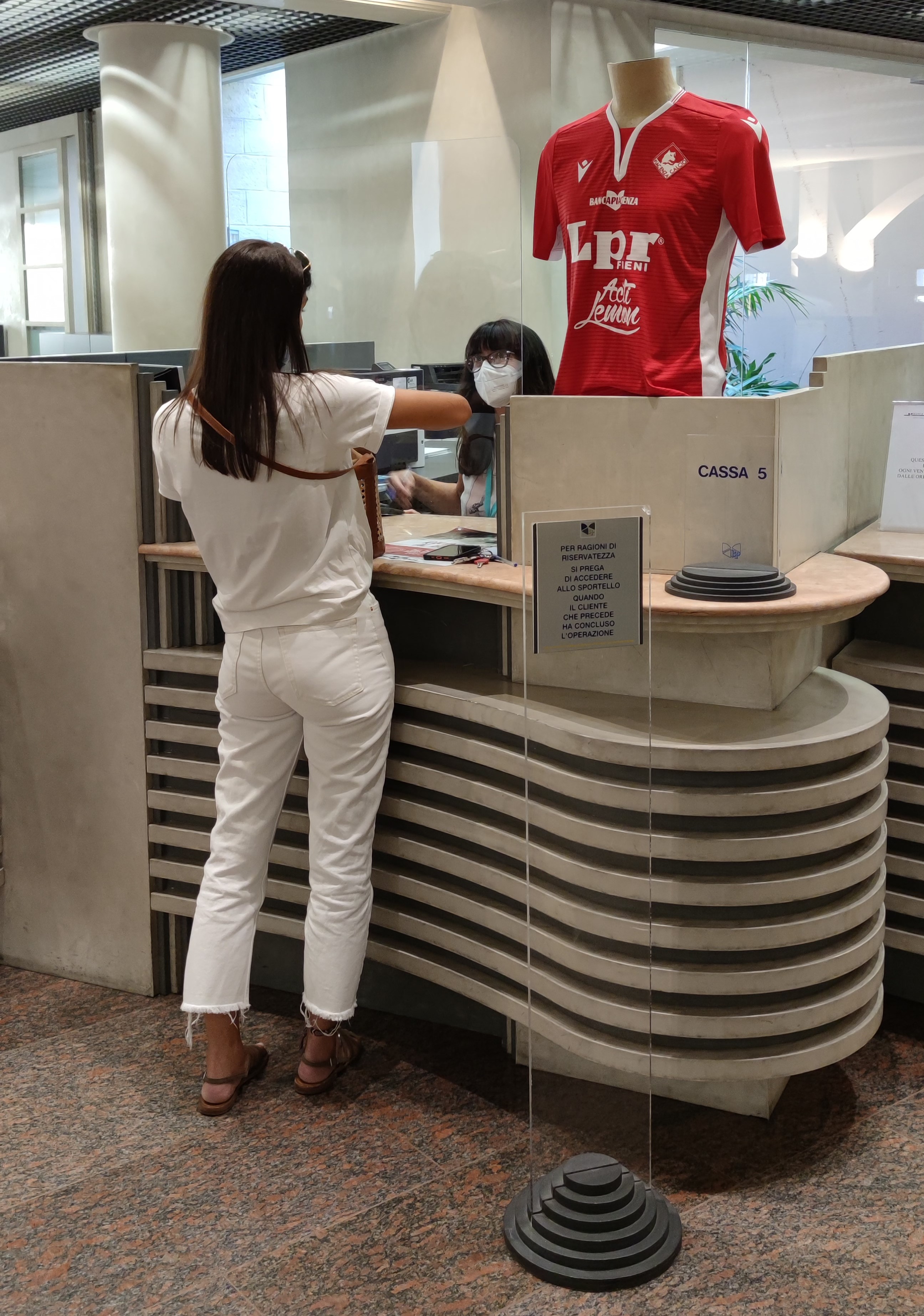 ECCO LO SPORTELLO DELLA SEDE CENTRALE DELLA BANCA ADIBITO ALLA SOTTOSCRIZIONE DEGLI ABBONAMENTI DEL