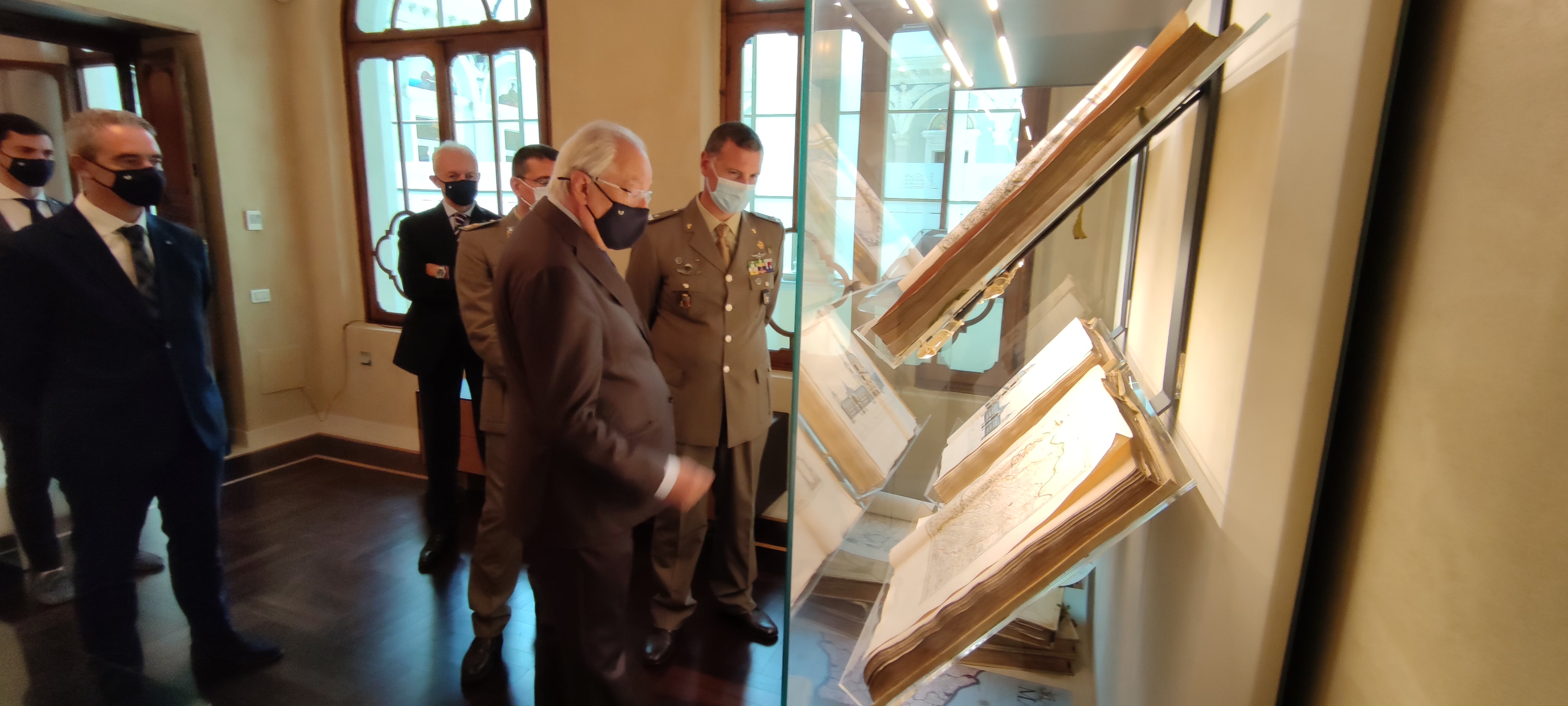 IL GENERALE DURANTE IN VISITA ALLA BANCA
