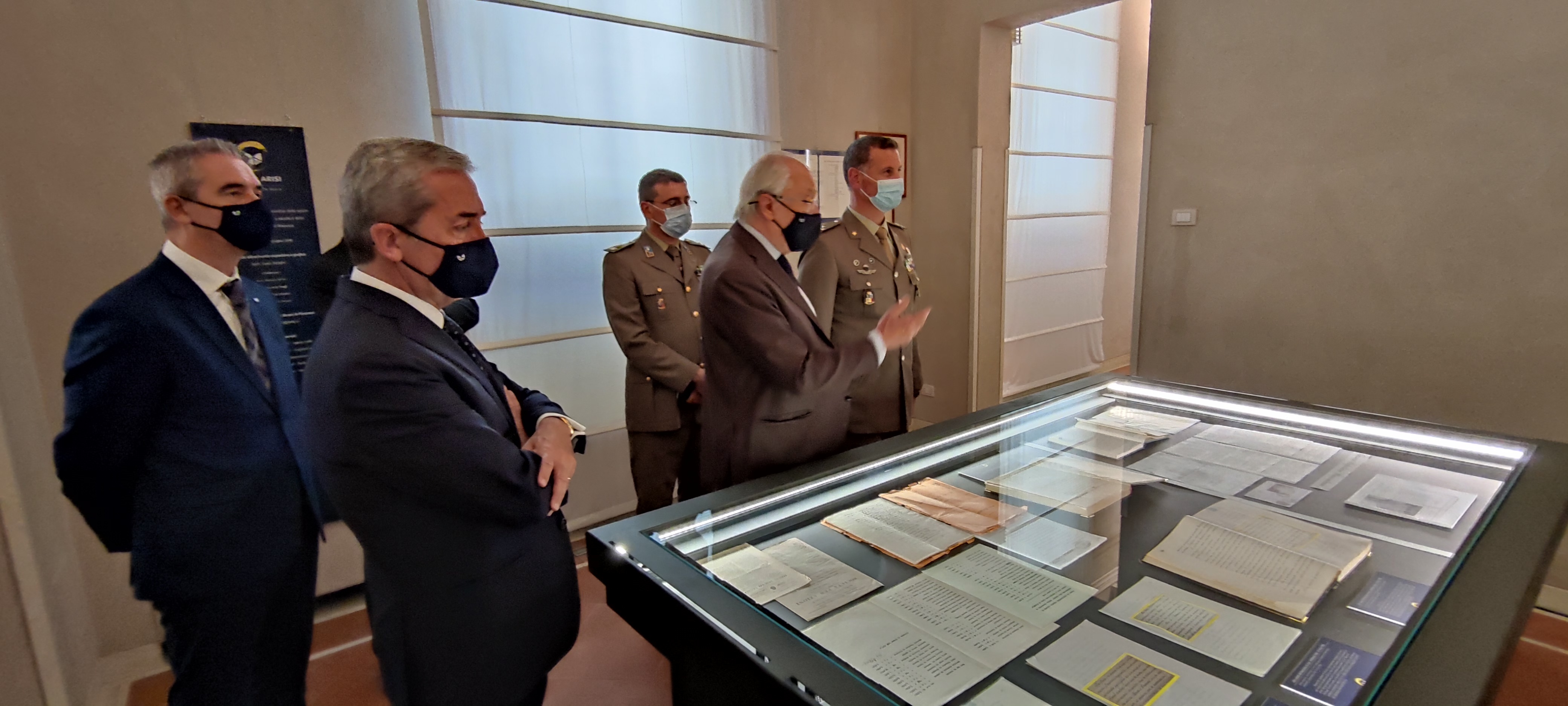 IL GENERALE DURANTE IN VISITA ALLA BANCA