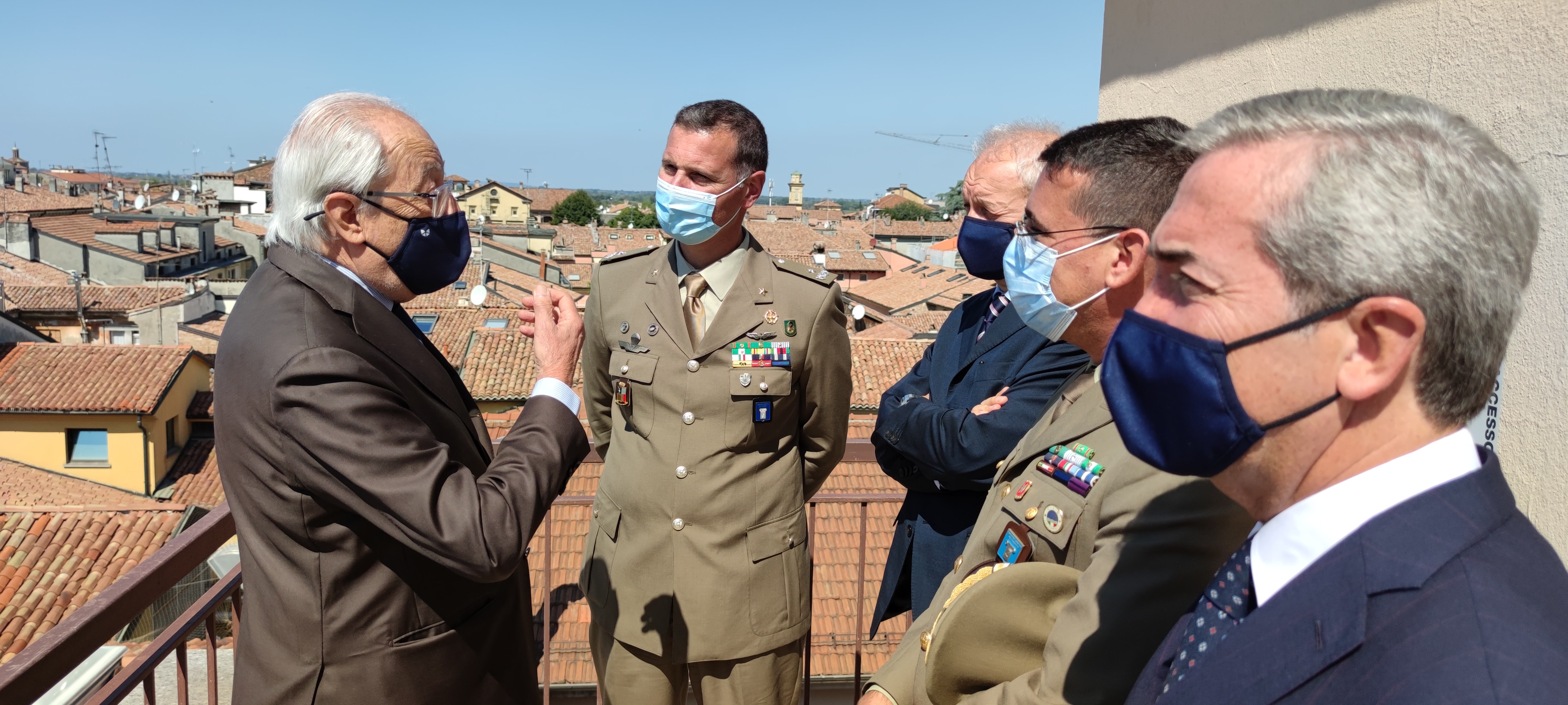 IL GENERALE DURANTE IN VISITA ALLA BANCA