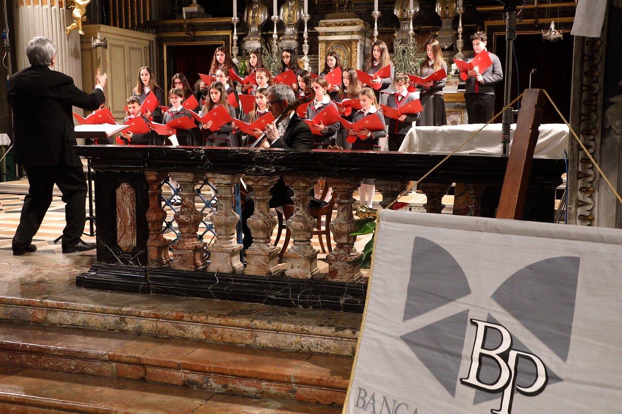 BASILICA DI S. MARIA DI CAMPAGNA GREMITA PER GLI AUGURI DELLA BANCA