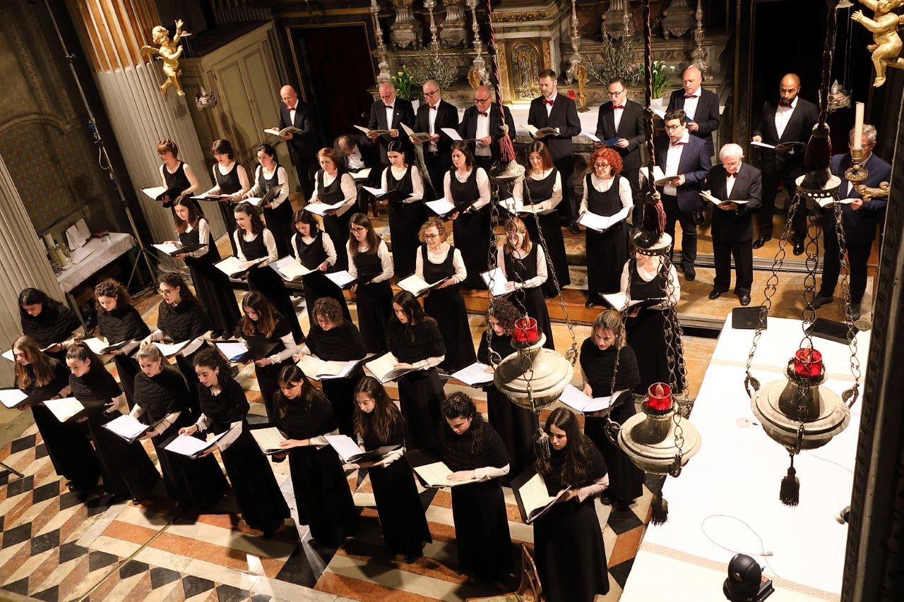 BASILICA DI S. MARIA DI CAMPAGNA GREMITA PER GLI AUGURI DELLA BANCA
