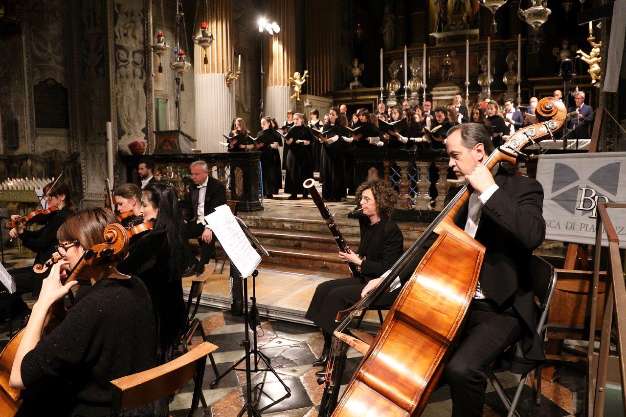 BASILICA DI S. MARIA DI CAMPAGNA GREMITA PER GLI AUGURI DELLA BANCA