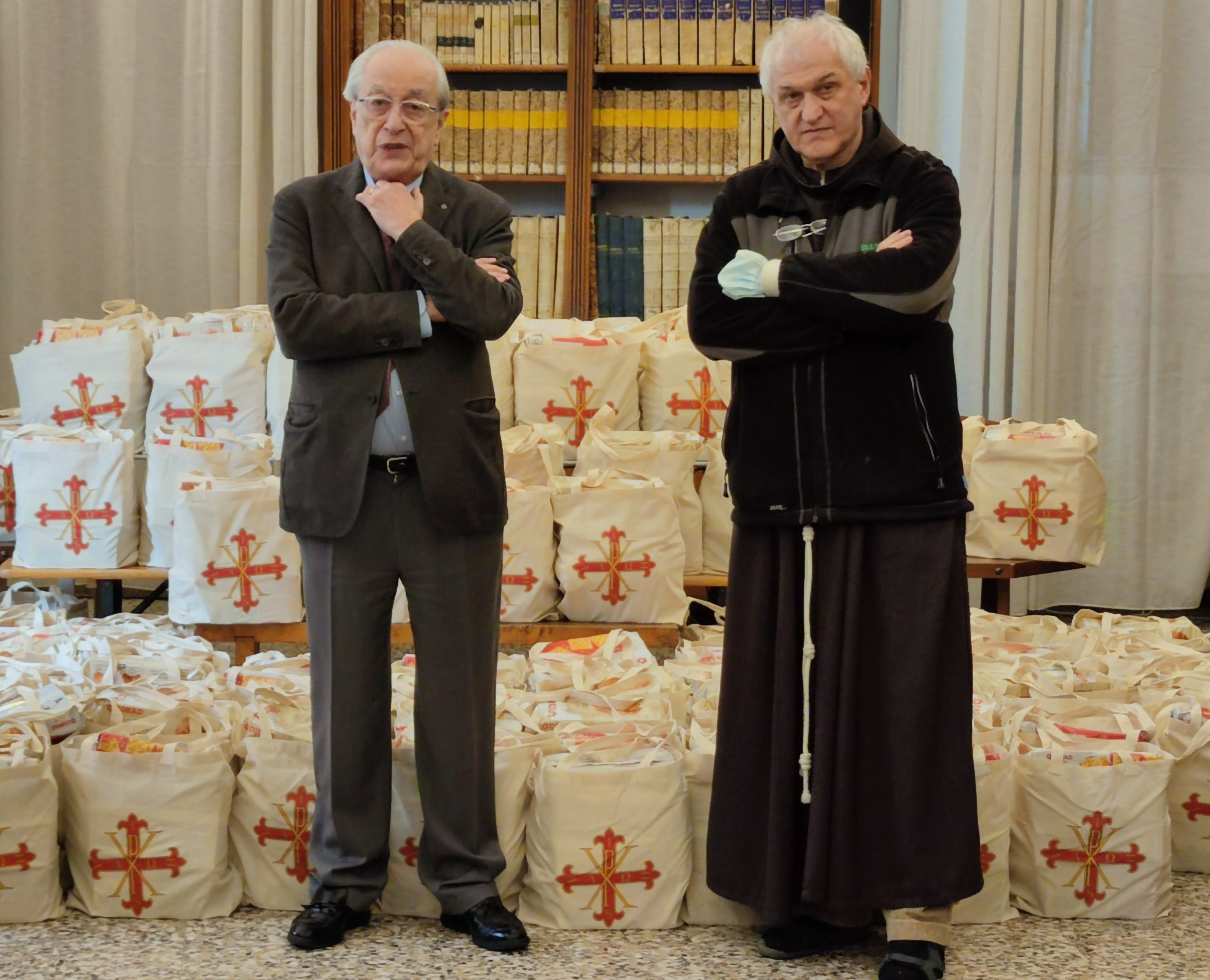 L'ORDINE COSTANTINIANO DONA PIÙ DI 100 BORSE DI PRODOTTI ALIMENTARI AI FRATI DI CAMPAGNA NEL GIORNO