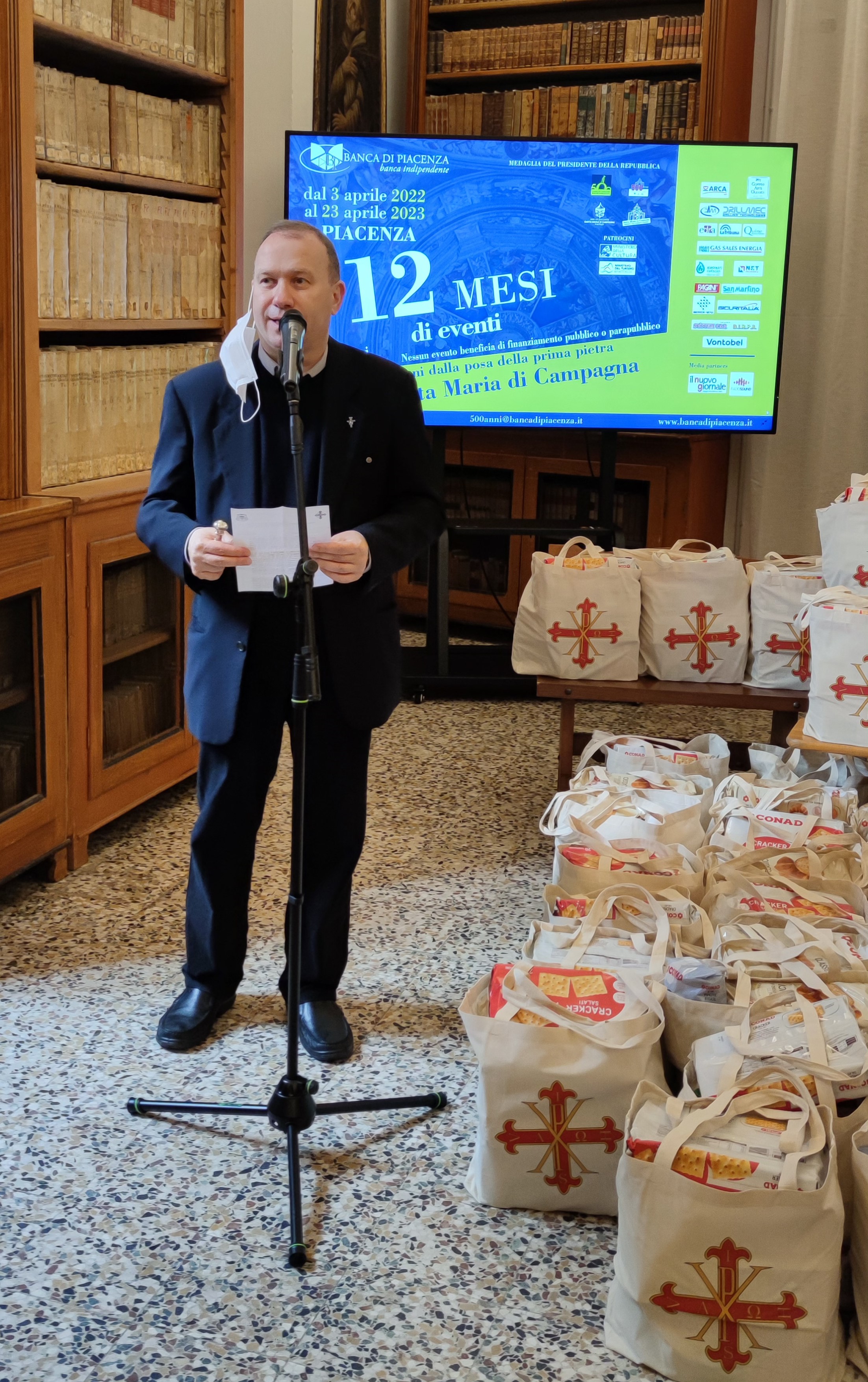 L'ORDINE COSTANTINIANO DONA PIÙ DI 100 BORSE DI PRODOTTI ALIMENTARI AI FRATI DI CAMPAGNA NEL GIORNO