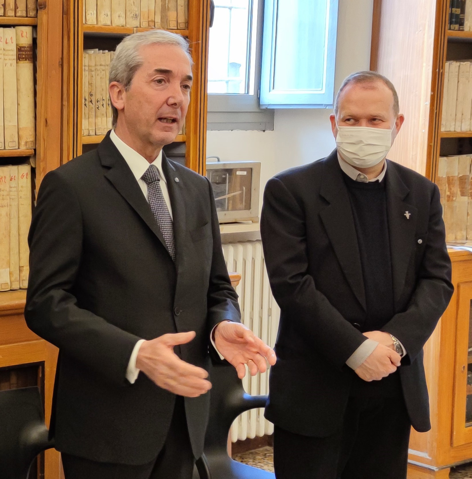 L'ORDINE COSTANTINIANO DONA PIÙ DI 100 BORSE DI PRODOTTI ALIMENTARI AI FRATI DI CAMPAGNA NEL GIORNO