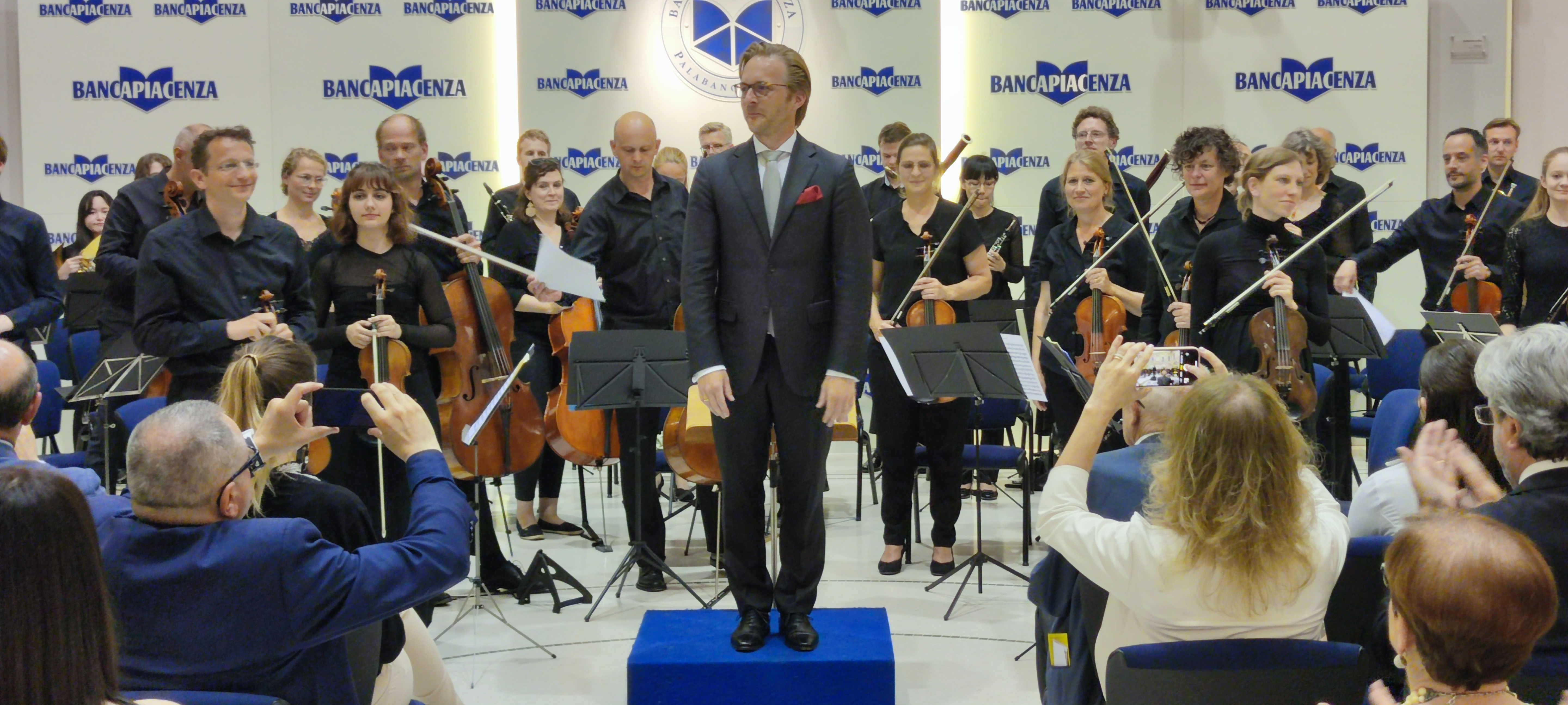 LA FORZA DI BEETHOVEN CONQUISTA IL PALABANCAEVENTI  GRAZIE ALLA HARVESTEHUDER SINFONIEORCHESTER DI A