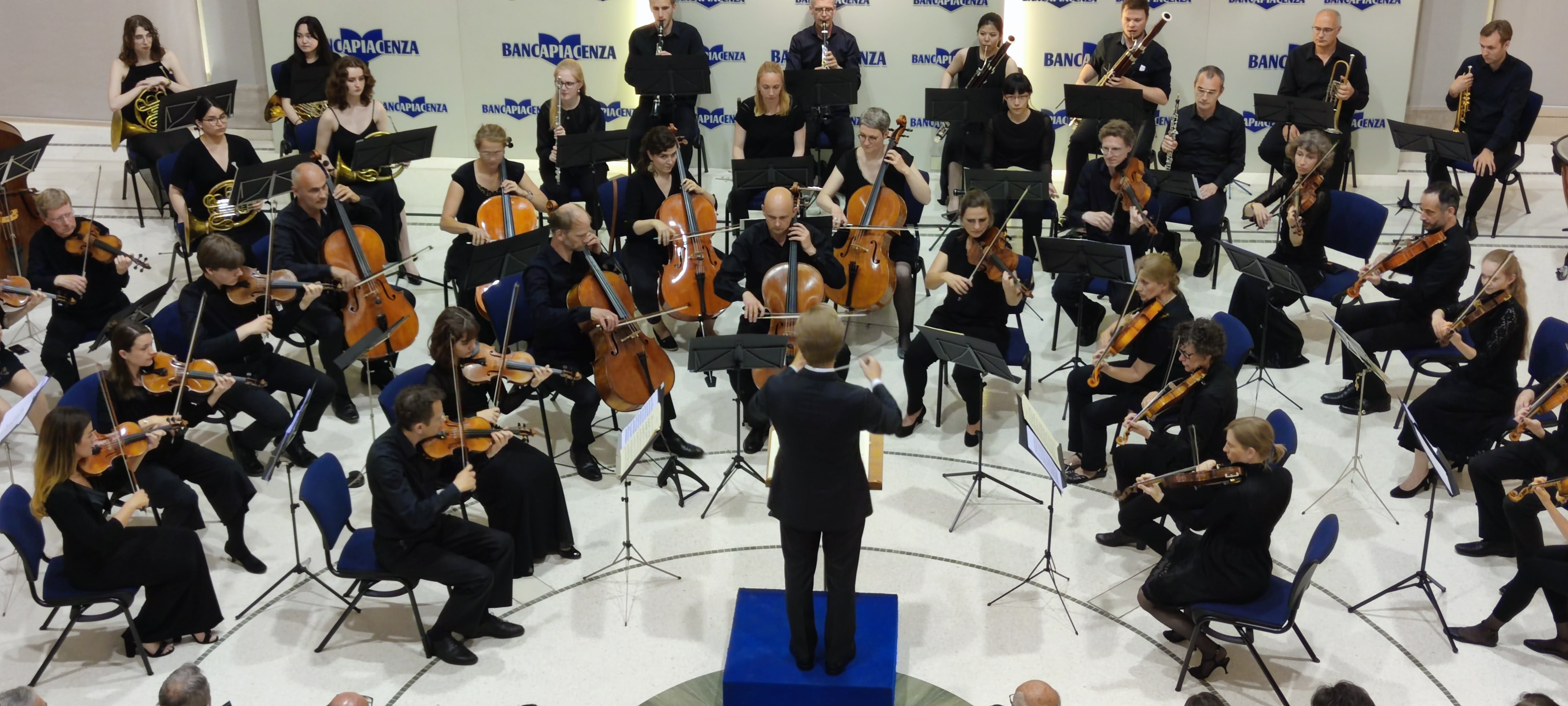 LA FORZA DI BEETHOVEN CONQUISTA IL PALABANCAEVENTI  GRAZIE ALLA HARVESTEHUDER SINFONIEORCHESTER DI A