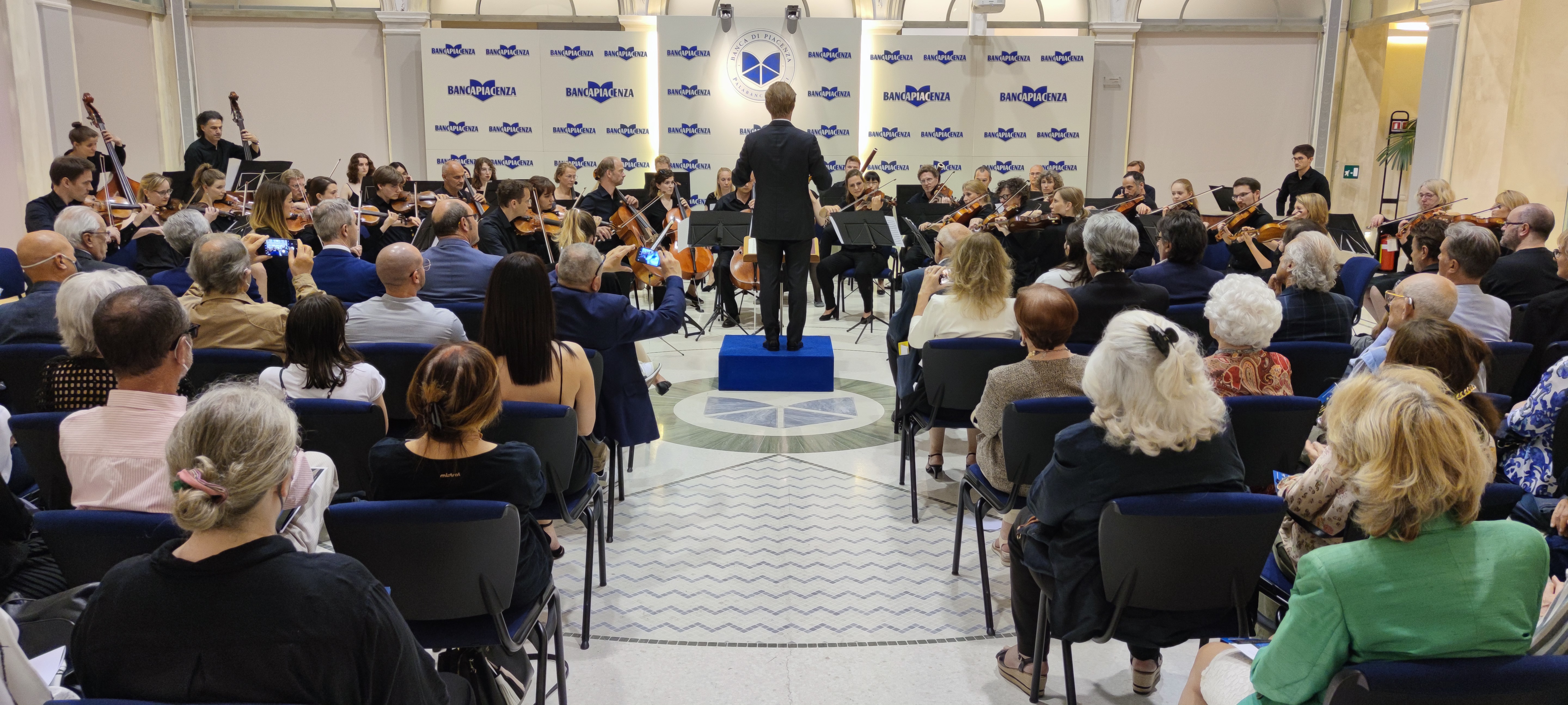 LA FORZA DI BEETHOVEN CONQUISTA IL PALABANCAEVENTI  GRAZIE ALLA HARVESTEHUDER SINFONIEORCHESTER DI A