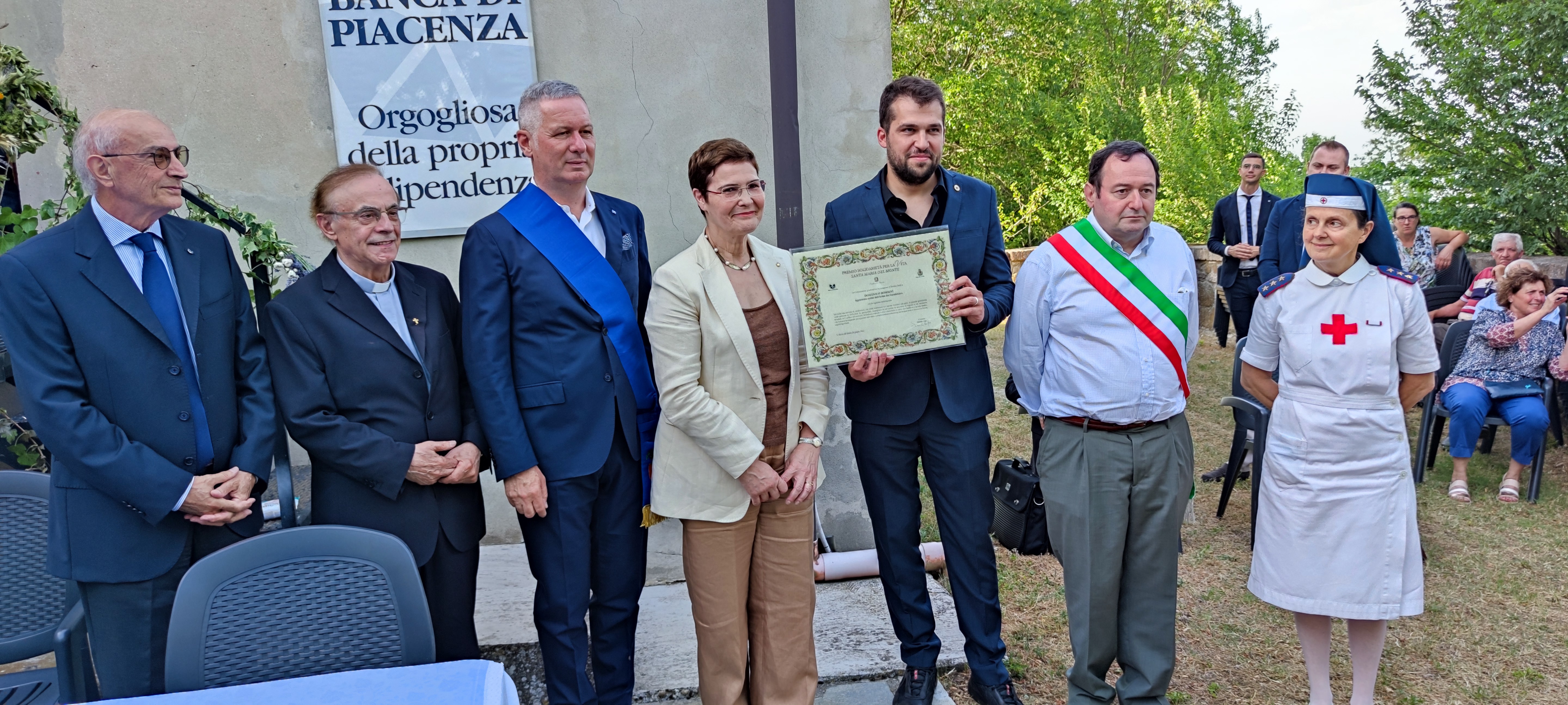 AL SANTUARIO MADONNA DEL MONTE PREMIATO DALLA BANCA DI PIACENZA L'APPUNTATO DEI CARABINIERI DOMENICO