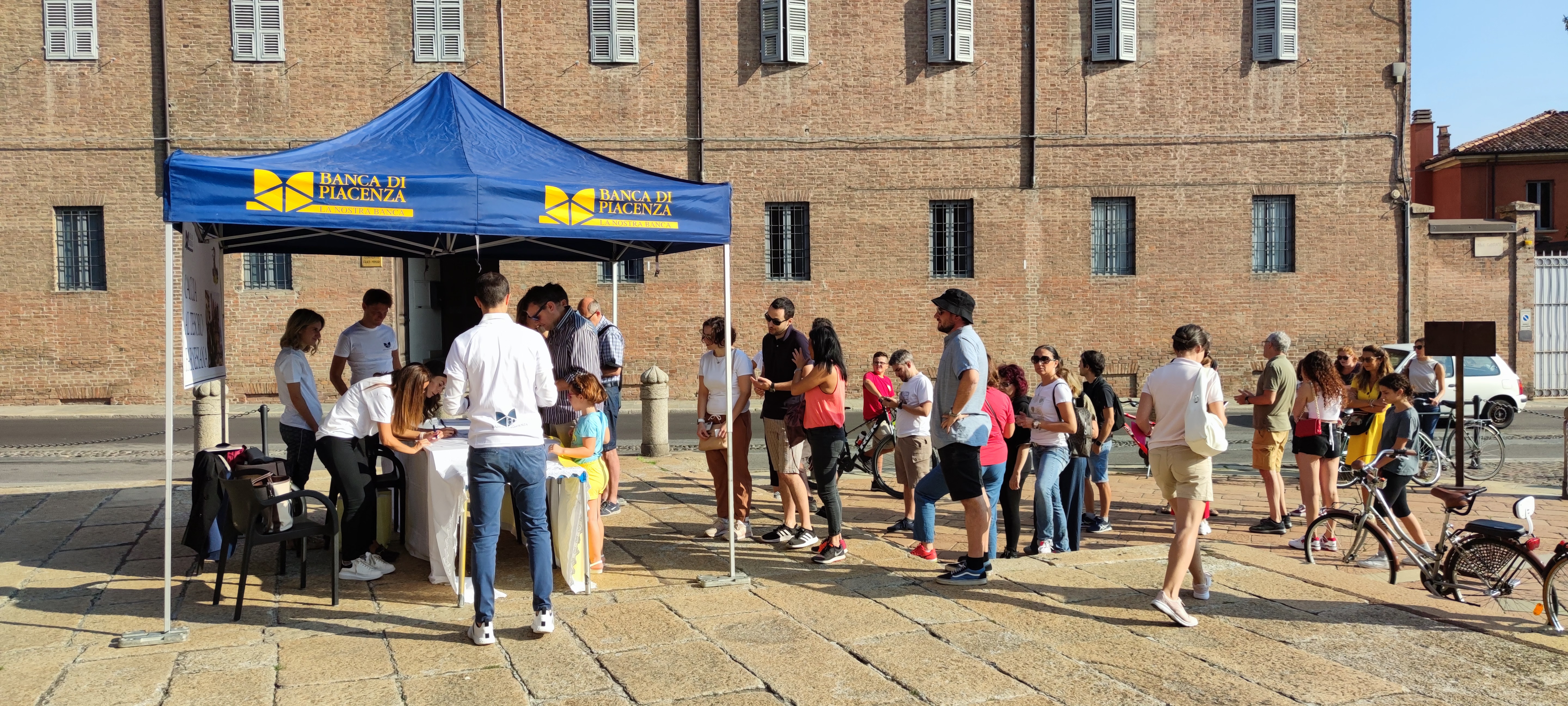 PAPÀ RAFFAELE, CON QUATTRO DEI SUOI SEI FIGLI VINCE LA CACCIA AL TESORO FARNESIANA DELLA BANCA DI PI