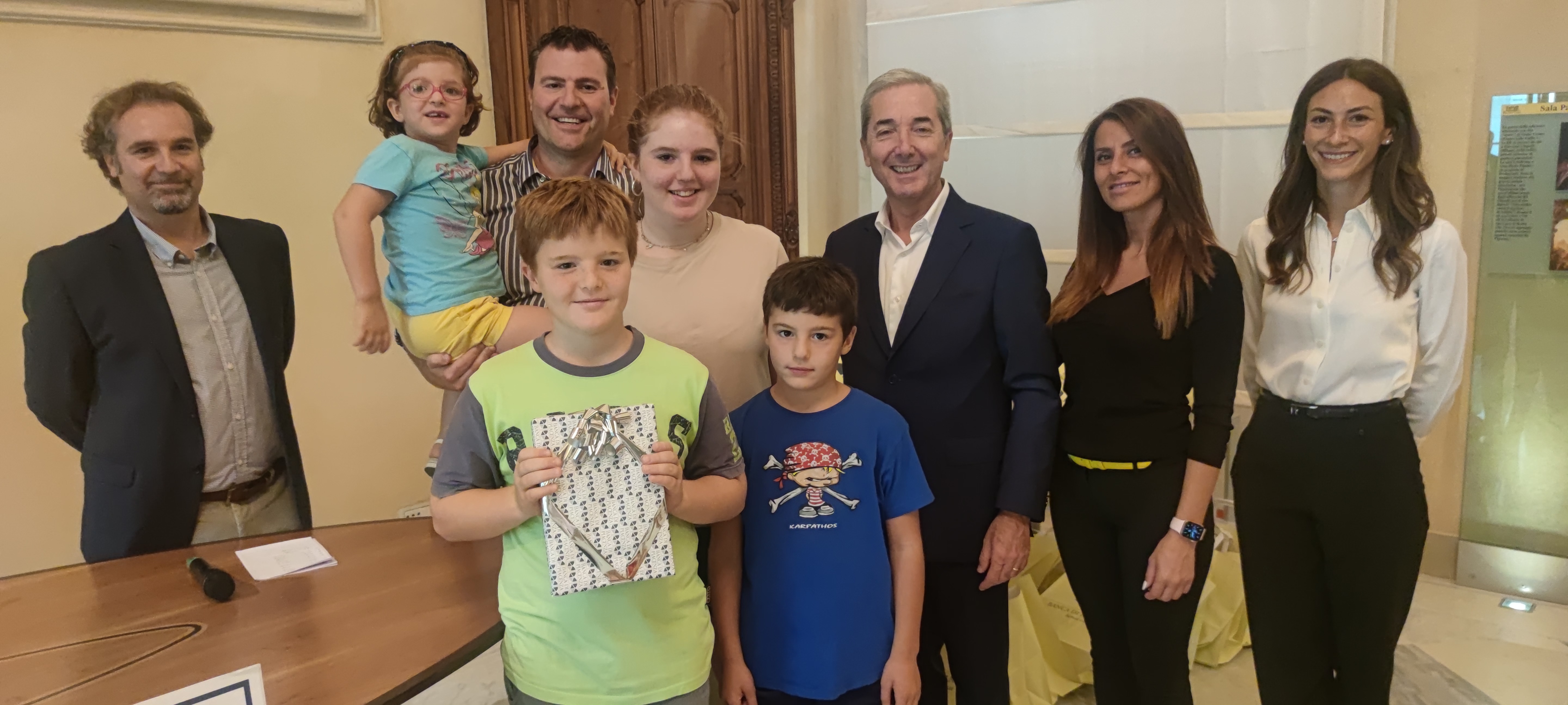 PAPÀ RAFFAELE, CON QUATTRO DEI SUOI SEI FIGLI VINCE LA CACCIA AL TESORO FARNESIANA DELLA BANCA DI PI