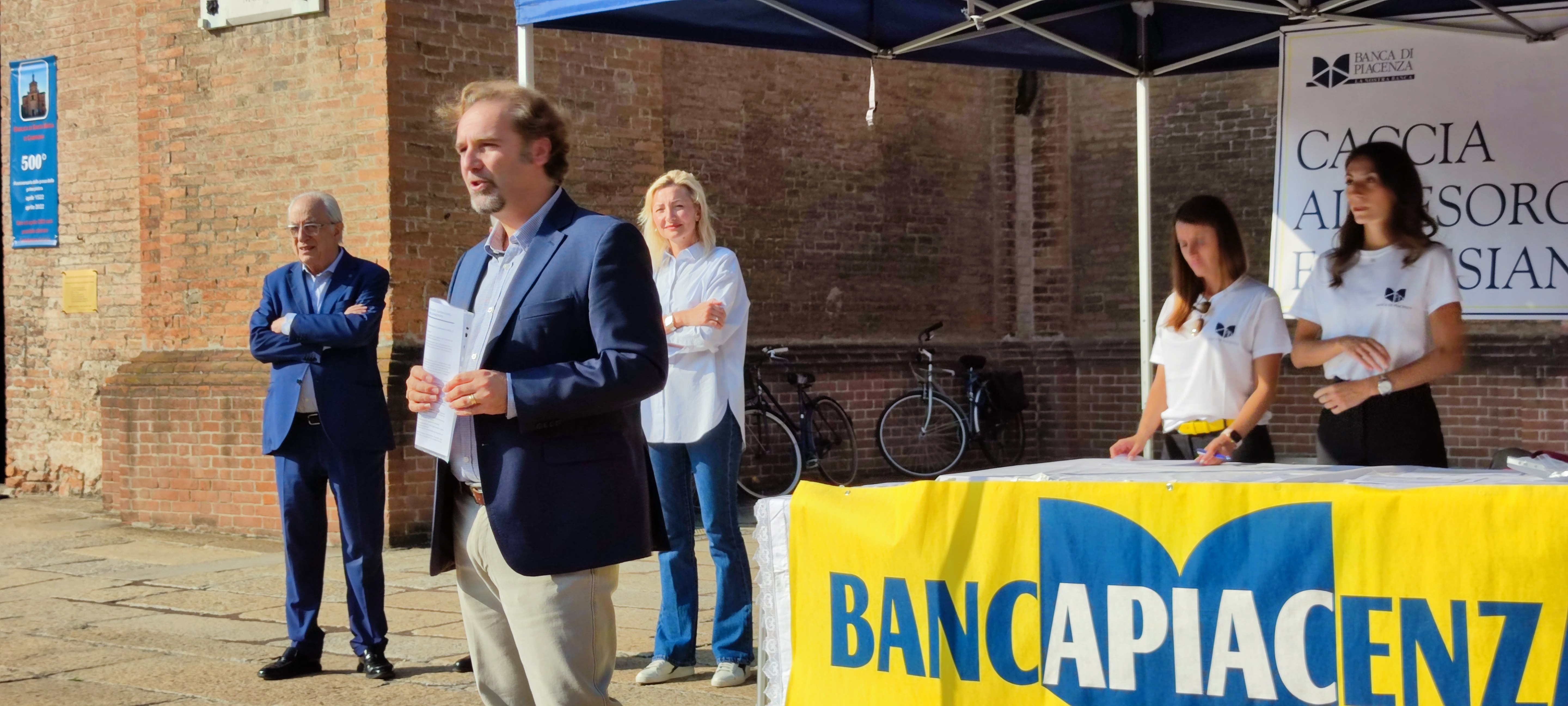 PAPÀ RAFFAELE, CON QUATTRO DEI SUOI SEI FIGLI VINCE LA CACCIA AL TESORO FARNESIANA DELLA BANCA DI PI