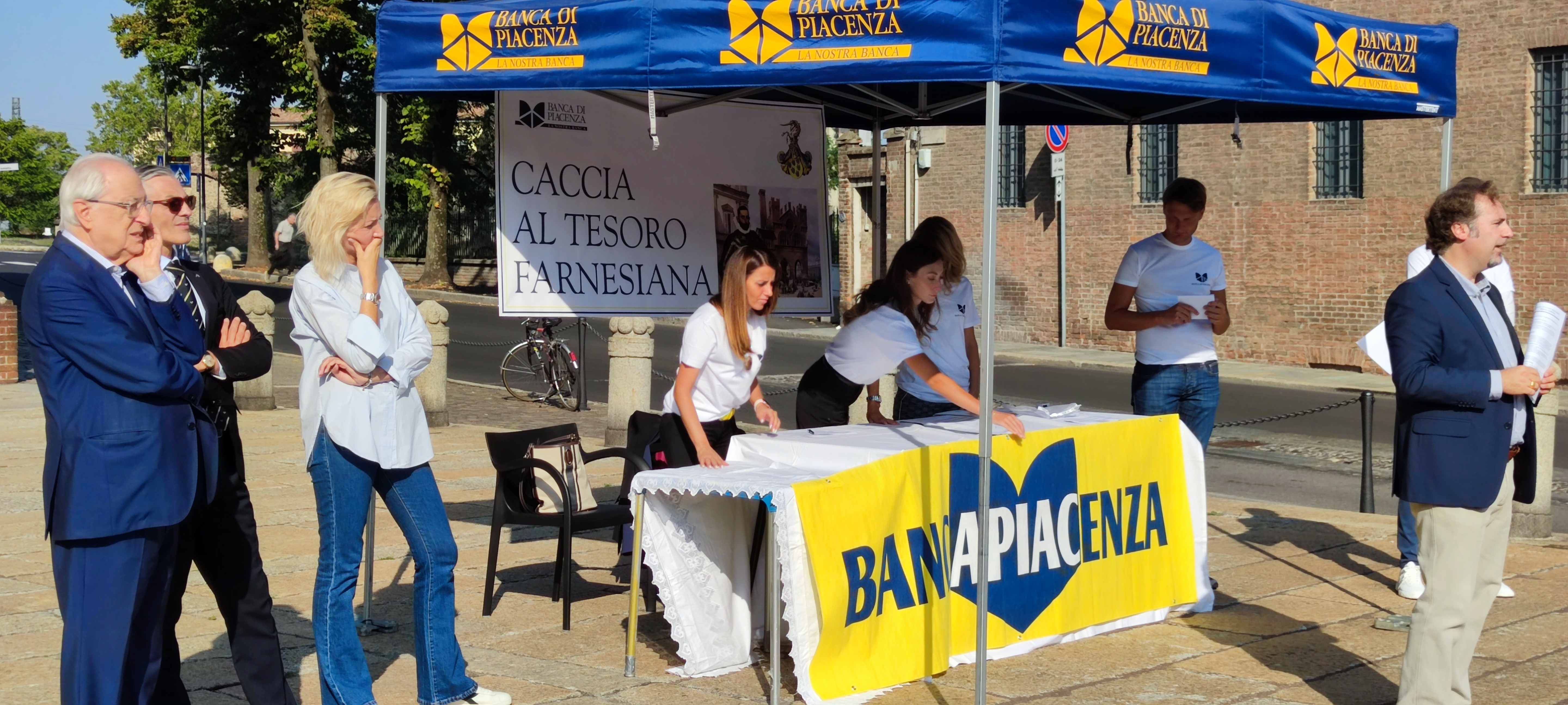 PAPÀ RAFFAELE, CON QUATTRO DEI SUOI SEI FIGLI VINCE LA CACCIA AL TESORO FARNESIANA DELLA BANCA DI PI