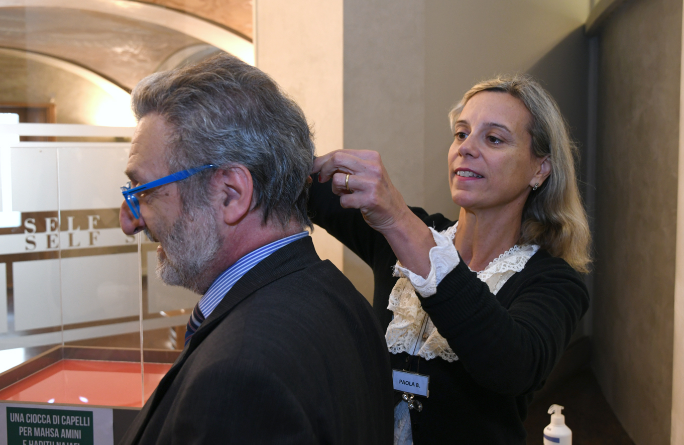 ANCHE LA BANCA A SOSTEGNO DELL'INIZIATIVA UNA CIOCCA PER MAHSA AMINI E HADITH NAJAFI